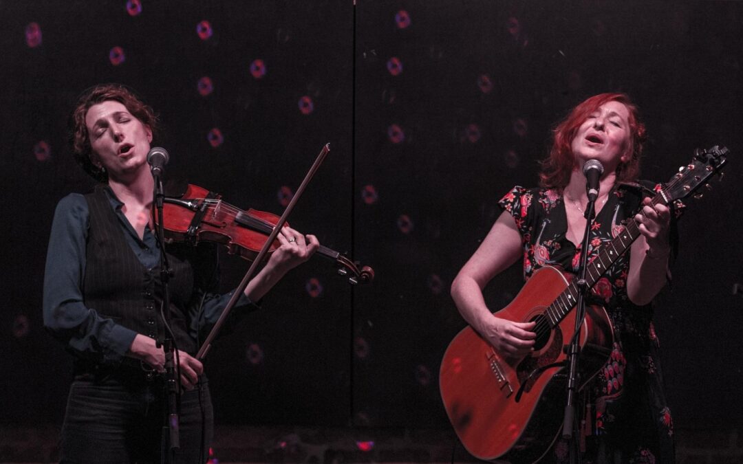 Women walk the Line, Inga Lynch & Claudia Fenzl